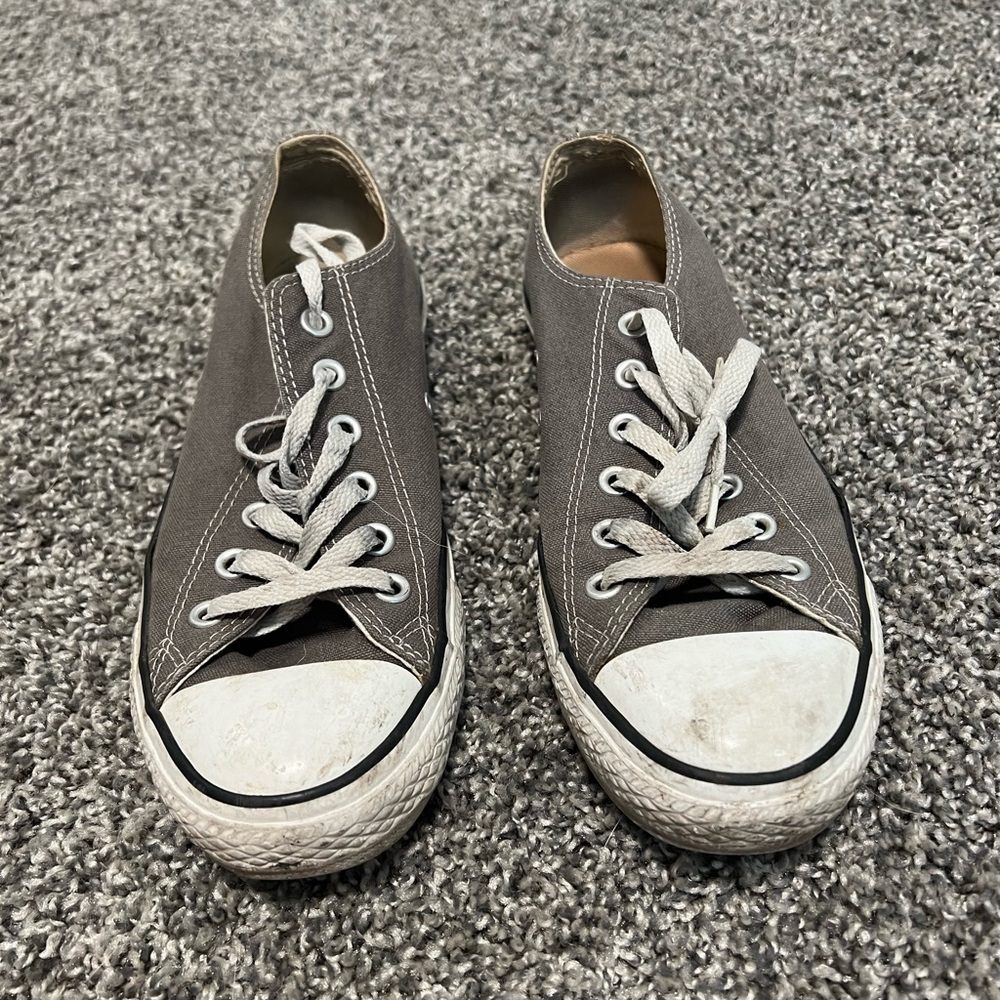 Grey low top converse!